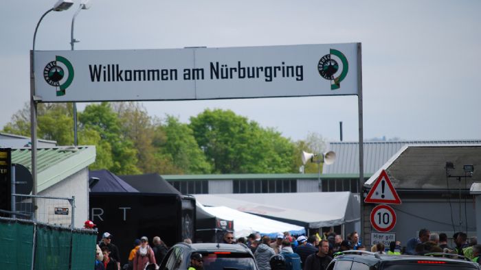 Καλωσήρθατε στο Nurburgring γράφει η ταμπέλα που οδηγεί στα παλιά paddock, και μέσα από αυτά περνάς το τούνελ για να βγεις στο βενζινάδικο της πίστας και τα pits.